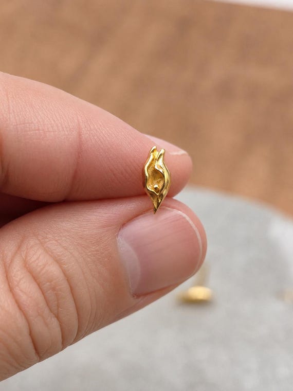 Tiny Vulva Stud Earrings gold plated silver . Yoni earrings . Golden vulva