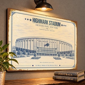 Könnte beinhalten: Ein rechteckiges Metallschild mit einer blau-cremefarbenen Illustration des Highmark Stadiums in Orchard Park, New York. Der Text lautet Highmark Stadium, Orchard Park, New York, Construction began 2023 - Opened 2026, sowie Go Bills, Home of the Buffalo Bills.