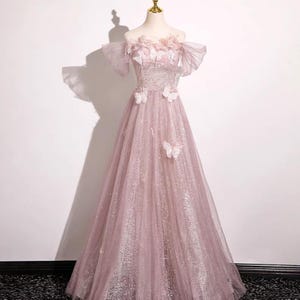 夢のようなピンクのバタフライオフショルダーチュールプロムドレス、フェアリープロムドレス、卒業式ボールガウン、イブニングパーティードレス、ウェディングドレス、バースデードレス