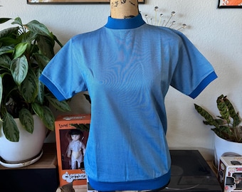 T-shirt vintage des années 1970 en acétate bleu bébé avec bordure bleue