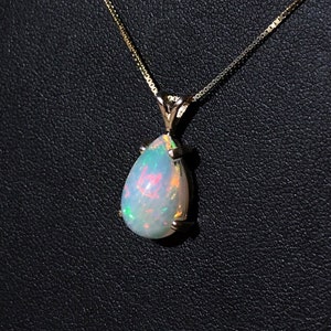 Echter Opal-Anhänger, Oktober-Geburtsstein-Schmuck, Birnenförmiger Opal-Anhänger, Birnen-Solitär, Regenbogen-Opal-Halskette, Weißer Opal-Anhänger