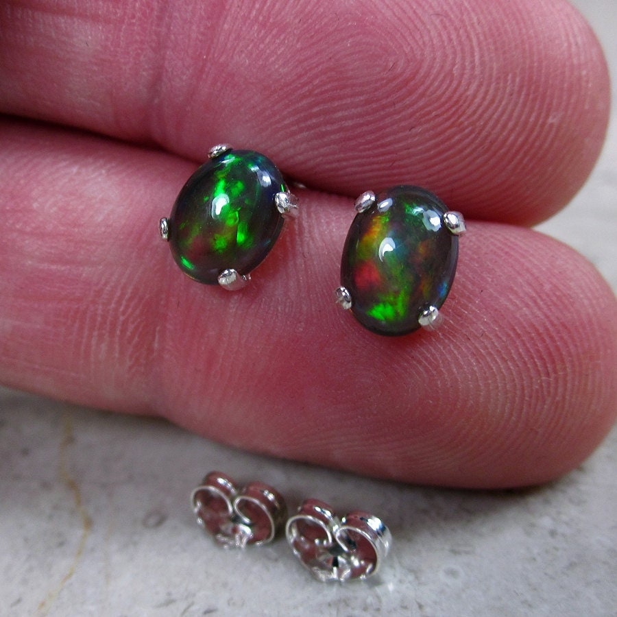 Véritables boucles d'oreilles en opale de feu noire, boucles d'oreilles en opale naturelle, meilleurs cadeaux bijoux pour elle, boucles d'oreilles en pierres précieuses, boucles d'oreilles en pierres précieuses sombres