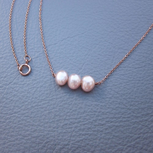 Collar de perlas rosas: chapado en oro de 14k, delicada gargantilla de perlas de agua dulce.