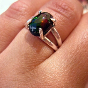 Schwarzer Opal Ring: 2 Karat äthiopischer Edelstein, Sterling Silber Krappenfassung