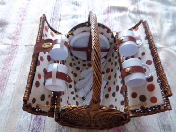 Wicker picnic basket