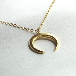 14k gold filled Kette mit Mondsichel Anhänger 20mm vergoldet GOLDEN CRESCENT MOON Himmelskörper Mond Boho Halbmond Sichel Horn Boho fein Bild 2