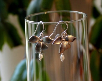 925 Silber Ohrringe mit versilberter Orchideen Blüte und Süßwasser Perle weiß blumig floral WILD ORCHID LOVE Natur zart Boho fein Blume