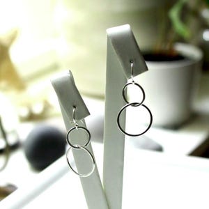 925 Silber Ohrringe mit zwei Ringen 13mm 18mm SILVER CIRCLES geometrisch Infinity rund Verbundenheit Reif Ohrringe zwei Kreise Geschenk fein