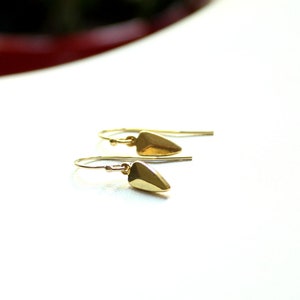 Boucles d&#39;oreilles en or rempli 14 carats avec pendentif triangle 10 mm plaqué or FLÈCHE DORÉE Signe de flèche à chevron triangulaire déclaration bohème ethno cadeau fin