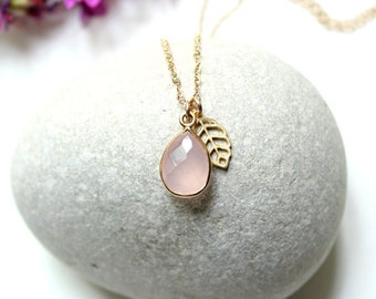 14k gold filled Kette mit hell rosa Chalcedon Anhänger Tropfen 12mm und Blatt vergoldet PINK DROP Liebe floral schönes Geschenk Boho fein