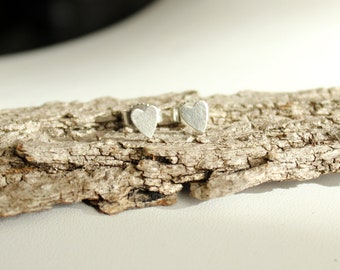 Boucles d'oreilles délicates en argent 925 avec petit cœur de 6 mm en argent brossé 925 TINY SILVER HEART symbole de connexion amoureuse beau cadeau fin