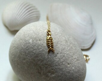 14k gold filled Kette mit Fischgräten Anhänger 14mm vergoldet GOLDEN FISHBONE Strand Ozean Fisch Gräte maritim Geschenk Freundschaft fein