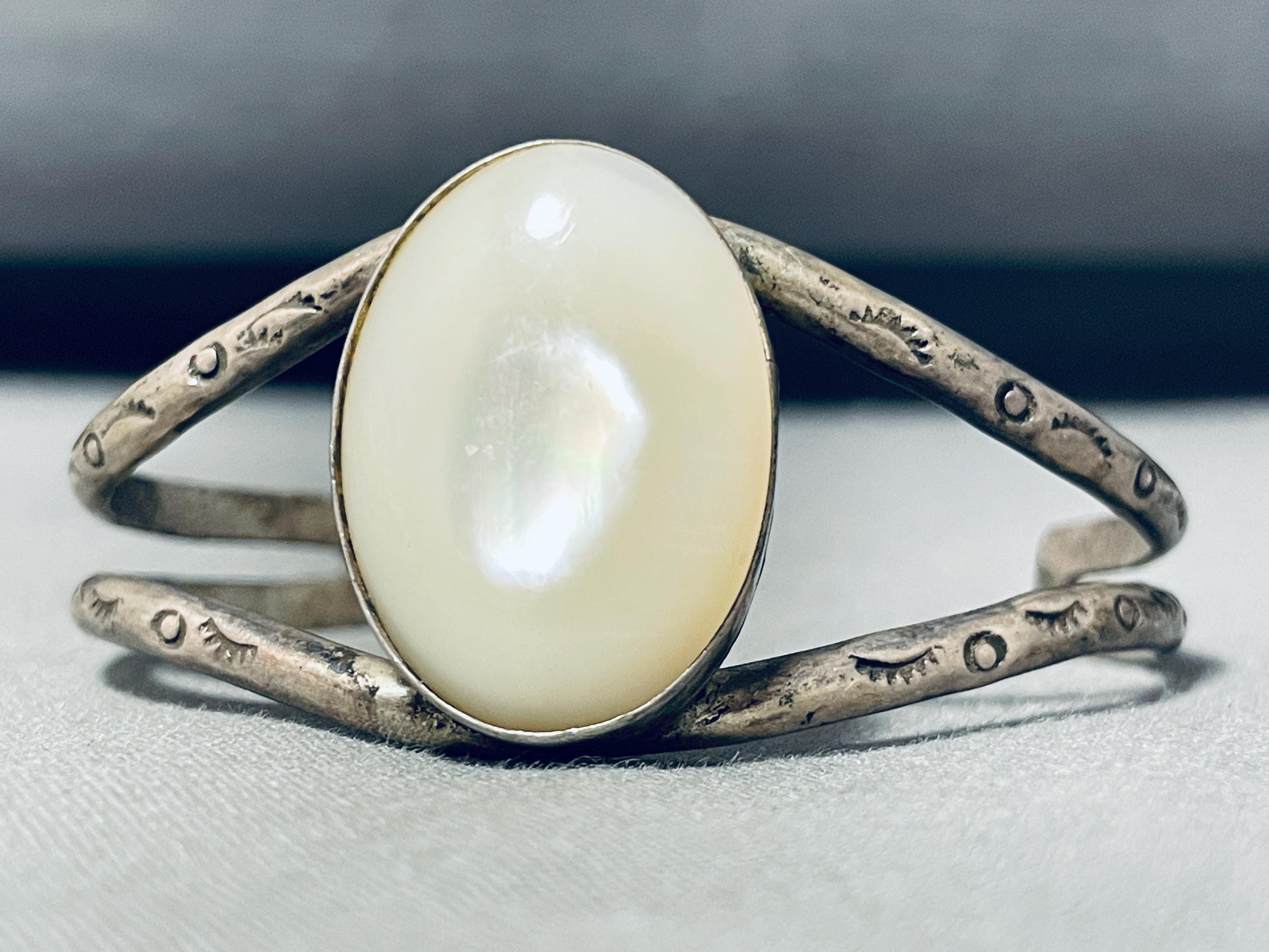 Pretty Vintage Native American Navajo Mother of Pearl Pretty Vintage Native American Navajo Mother of Pearl