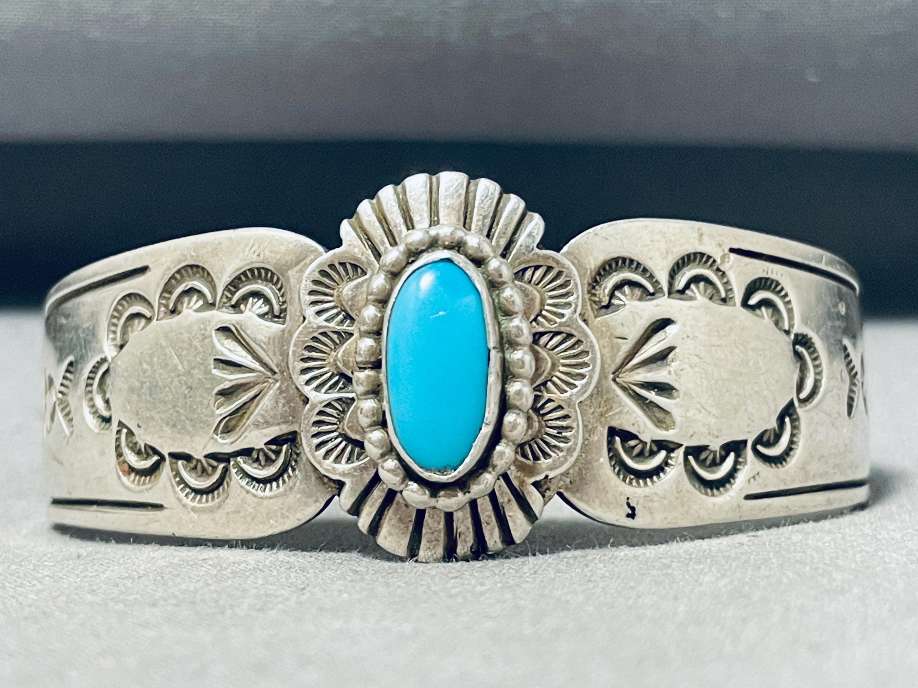 Majestic Vintage Native American Navajo Handcarved Sterling Silver Curvey Ring Majestic Vintage Native American Navajo Handcarved Sterling Silver Curvey Ring