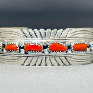 Fantastische vintage Indiaanse Navajo Coral sterlingzilveren armband gesigneerd Brenda Barbone – doe een bod!