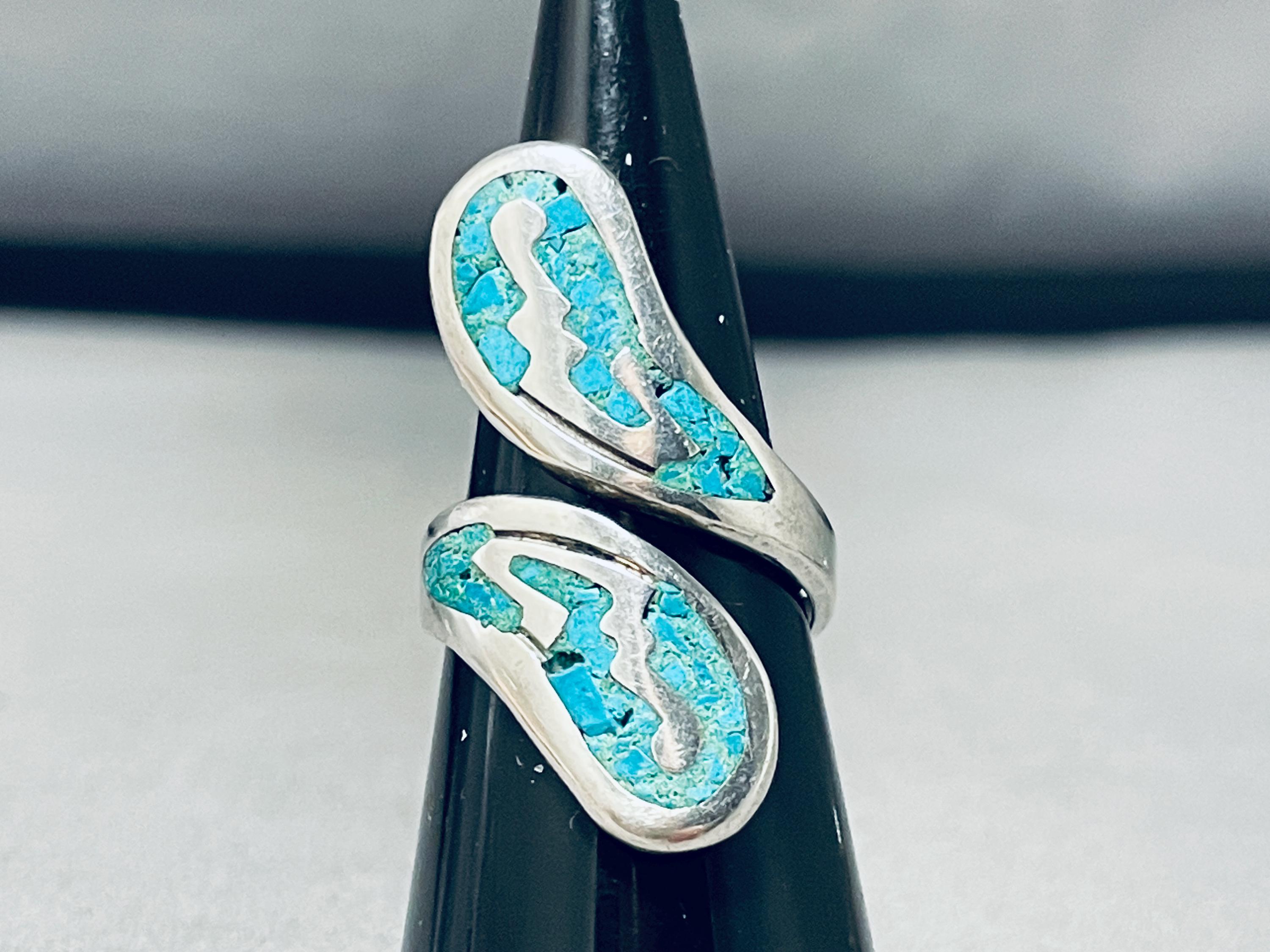 Timeless Native American Navajo Signed Turquoise Chip Inlay Sterling Silver Wrap Around Ring Timeless Native American Navajo Signed Turquoise Chip Inlay Sterling Silver Wrap Around Ring
