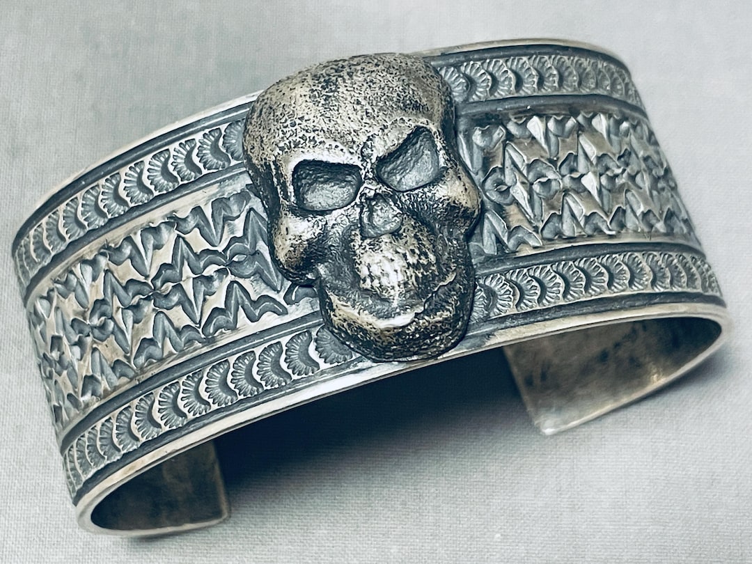 Heavy Skull Vintga Enavajo Sterling Silver Bracelet Cuff 85 Grams Heavy Skull Vintga Enavajo Sterling Silver Bracelet Cuff 85 Grams