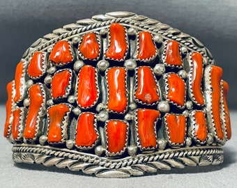Eines der klobigsten Vintage-Armbänder aus Sterlingsilber mit Navajo-Koralle der amerikanischen Ureinwohner – machen Sie ein Angebot!