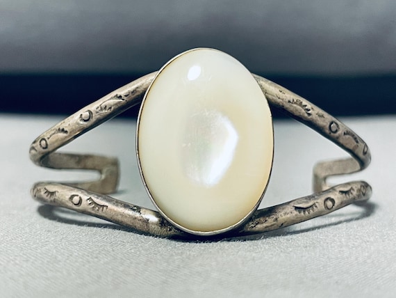 Beautiful Vintage Native American Navajo Mother Of Pearl Sterling Silver Bracelet Beautiful Vintage Native American Navajo Mother Of Pearl Sterling Silver Bracelet