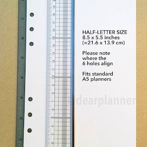 K&ouml;nnte beinhalten: Ein wei&szlig;es Blatt Papier mit sechs L&ouml;chern, die entlang der linken Kante gestanzt sind. Das Papier wird mit einem Lineal gemessen, das zeigt, dass es 8,5 Zoll mal 5,5 Zoll gro&szlig; ist. Der Text auf dem Papier lautet "HALF-LETTER SIZE 8.5 x 5.5 inches (&asymp;21.6 x 13.9 cm) Please note where the 6 holes align Fits standard A5 planners dearplanner"