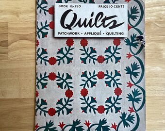 Könnte beinhalten: Ein Vintage-Buchumschlag für "Quilts" mit dem Titel in fetter, schwarzer Schrift. Der Umschlag zeigt ein sich wiederholendes Muster aus roten Blumen und grünen Blättern auf weißem Hintergrund. Der Text "Book No. 190" und "Price 10 Cents" ist oben auf dem Umschlag in Schwarz gedruckt. Der Text "Patchwork - Appliqué - Quilting" ist in Schwarz unter dem Titel gedruckt.