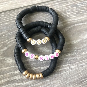 Pulseira heishi be kind de vinil preto, pulseira be kind, pulseira de contas de vinil preto, joias be kind, pulseira be kind com contas