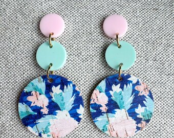 Boucles d'oreilles en cuir bleues et roses, Boucles d'oreilles en cuir, Boucles d'oreilles légères, Boucles d'oreilles tendance, Boucles d'oreilles bleues et roses, Boucles d'oreilles florales