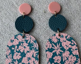 Boucles d'oreilles en cuir bleues et roses, Boucles d'oreilles en cuir, Boucles d'oreilles légères, Boucles d'oreilles tendance, Boucles d'oreilles bleues et roses, Boucles d'oreilles florales