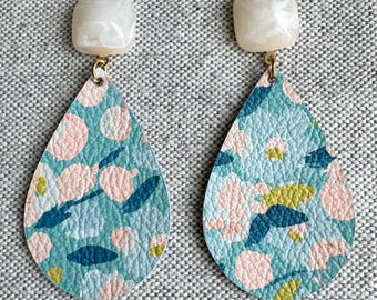 Boucles d'oreilles en cuir bleues et roses, Boucles d'oreilles en cuir, Boucles d'oreilles légères, Boucles d'oreilles tendance, Boucles d'oreilles bleues et roses, Boucles d'oreilles bleues