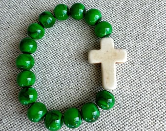 Armband met groene en witte kruiskralen, groene kruisarmband, kruisarmband, kruissieraden, witte kralenarmband