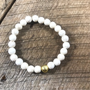 Armband med vitt pärla, armband med vitt howlit, vitt armband, armband med vitt och guld, armband med vitt och guldpärlor
