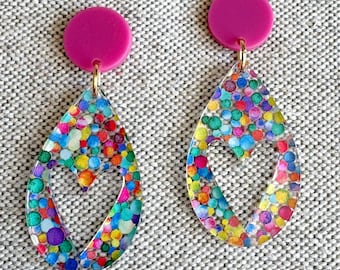 Orecchini a forma di cuore rosa, orecchini a forma di cuore di coriandoli, orecchini acrilici, orecchini di San Valentino, orecchini leggeri, orecchini vistosi,
