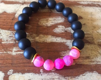 Matte Black and Pink Frosted Agate Beaded Bracelet, Pink Agate Bracelet, Pink Beaded Bracelet, Pink Beaded Jewelry, Pink and Black Bracelet