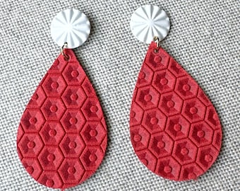Orecchini in pelle rossa, orecchini in pelle, orecchini rossi e bianchi, orecchini leggeri, orecchini vistosi, orecchini di San Valentino