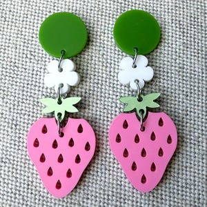 Rosa und grüne Erdbeere Ohrringe, Rosa Erdbeere Ohrringe, Erdbeere Ohrringe, Statement Ohrringe, Leichte Ohrringe