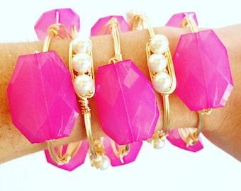 Brazalete con envoltura de alambre de perla, brazalete de perla blanca, brazalete de perla, inspirado en Bourbon y Boweties, brazalete de perla de vidrio, brazalete de alambre dorado