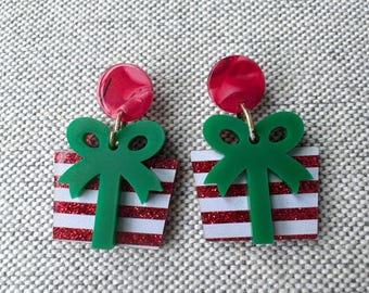 Röda och gröna örhängen, julklappsörhängen, lätta örhängen, julörhängen, högtidsörhängen, röda och gröna presentörhängen