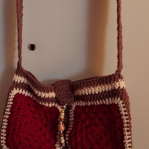 Die Burgundy Peach Schultertasche, 14 Zoll breit, 8 1/2 Zoll tief, 16-Zoll-Riemen, handgehäkelt mit KOSTENLOSER handgemachter Quaste