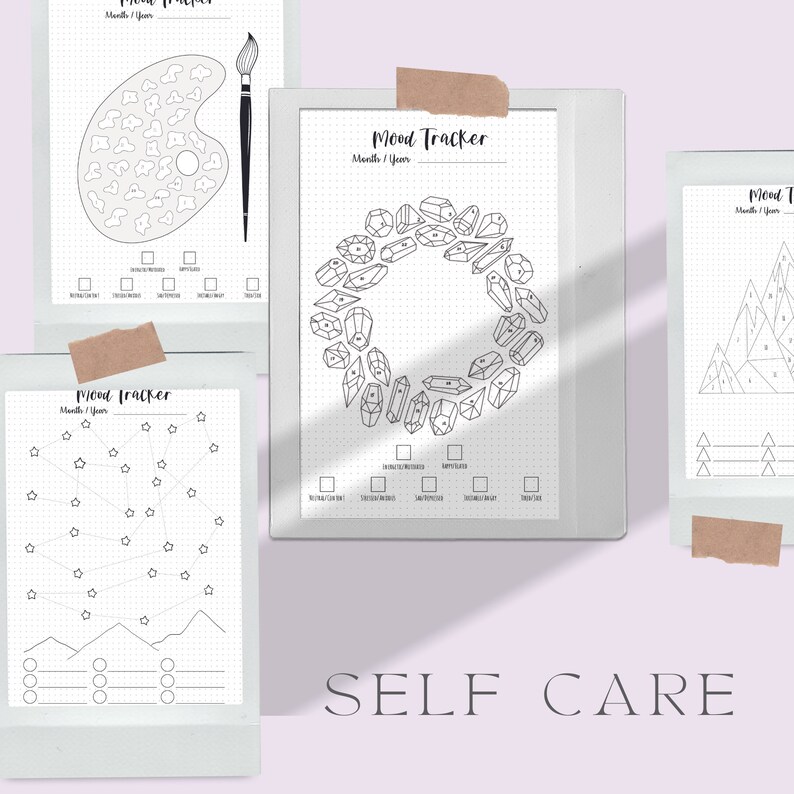 K&ouml;nnte beinhalten: Vier druckbare Stimmungs-Tracker-Designs mit verschiedenen Themen: eine Farbpalette, ein Kreis aus Kristallen, ein Sternenmuster und eine Bergkette. Jedes Design enth&auml;lt einen Abschnitt f&uuml;r Notizen und einen Platz, um den Monat und das Jahr zu schreiben. Der Text "SELF CARE" ist unter den Designs gedruckt.