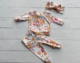 Cream floral newborn girl outfit, baby girl coming home outfit, baby girl hospital outfit, leggings with footies, baby girl shower gift