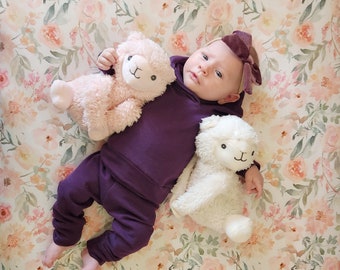 Plum purple newborn baby jogger outfit, baby girl jogger set, baby shower gift, cozy coming home outfit from the hospital