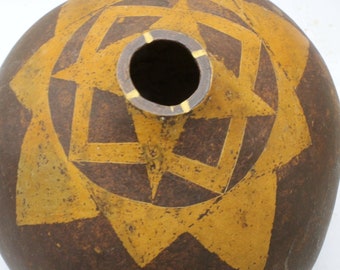 Arte en calabazas al estilo nativo americano de Mary Hough: Escultura decorativa terrosa.