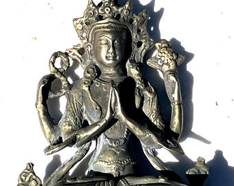 Estatua de bronce tibetano con pátina de bronce envejecido: Diosa de cuatro brazos - 6 pulgadas de alto