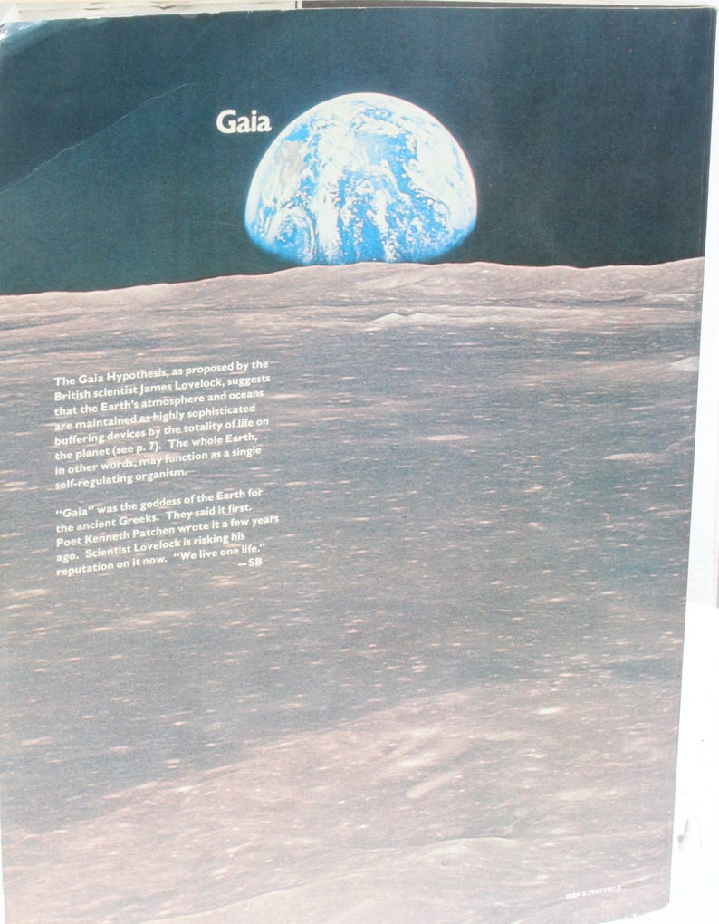 K&ouml;nnte beinhalten: Eine Illustration der Erde, einer blau-wei&szlig;en Kugel, die &uuml;ber einer grauen, strukturierten Oberfl&auml;che aufsteigt. Das Wort "Gaia" steht oben. Der Text darunter beschreibt die Gaia-Hypothese und die Arbeit von James Lovelock.