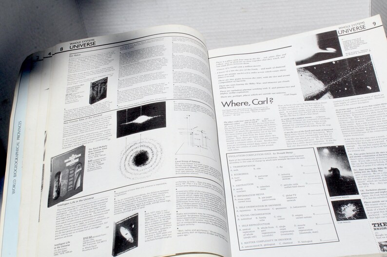 K&ouml;nnte beinhalten: Offenes Buch mit Seiten, die Text und Illustrationen &uuml;ber das Universum zeigen. Der Text "UNIVERSE" ist oben auf der linken Seite zu sehen. Der Text "Where, Carl?" ist auf der rechten Seite zu sehen.