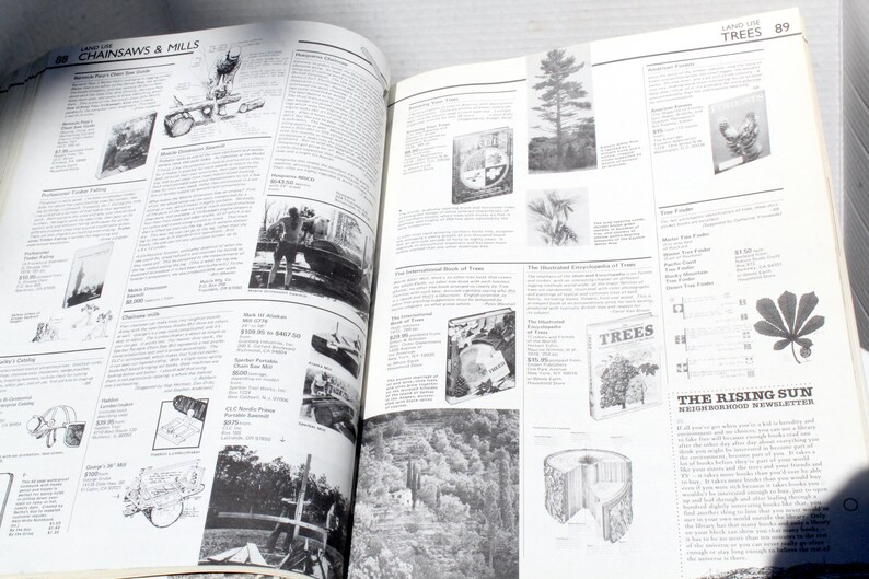 K&ouml;nnte beinhalten: Offenes Buch mit Schwarz-Wei&szlig;-Illustrationen und Text. Die linke Seite zeigt oben "CHAINSAWS & MILLS". Die rechte Seite hat oben "TREES". Zu den Bildern geh&ouml;ren B&auml;ume, Maschinen und ein Newsletter mit dem Titel "THE RISING SUN NEIGHBORHOOD NEWSLETTER."