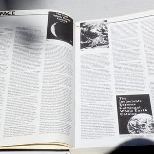 K&ouml;nnte beinhalten: Offenes Buch mit Text und Bildern. Die linke Seite tr&auml;gt die &Uuml;berschrift "PREFACE" und enth&auml;lt Text. Die rechte Seite tr&auml;gt ebenfalls "PREFACE" und enth&auml;lt Text und ein Bild. Das Buch zeigt "The Last Whole Earth Catalog" und "The Ineluctable Extreme Culminant Whole Earth Catalog".