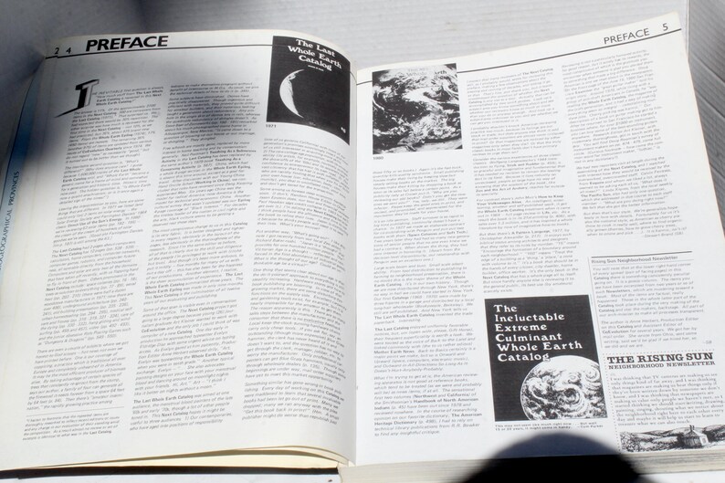 K&ouml;nnte beinhalten: Offenes Buch mit Text und Bildern. Die linke Seite tr&auml;gt die &Uuml;berschrift "PREFACE" und enth&auml;lt Text. Die rechte Seite tr&auml;gt ebenfalls "PREFACE" und enth&auml;lt Text und ein Bild. Das Buch zeigt "The Last Whole Earth Catalog" und "The Ineluctable Extreme Culminant Whole Earth Catalog".