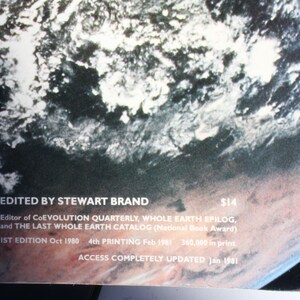 K&ouml;nnte beinhalten: Ein Set aus drei Keramikbechern mit gesprenkelter, matter Oberfl&auml;che. Die Becher sind in Creme-, Hellgrau- und Dunkelgraut&ouml;nen gehalten. Jeder Becher hat ein schlichtes, minimalistisches Design.