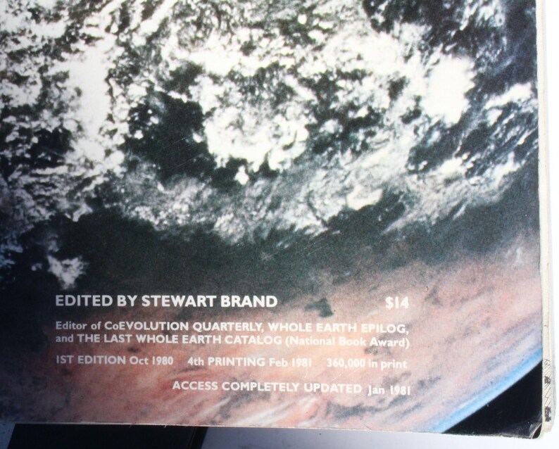 K&ouml;nnte beinhalten: Ein Set aus drei Keramikbechern mit gesprenkelter, matter Oberfl&auml;che. Die Becher sind in Creme-, Hellgrau- und Dunkelgraut&ouml;nen gehalten. Jeder Becher hat ein schlichtes, minimalistisches Design.